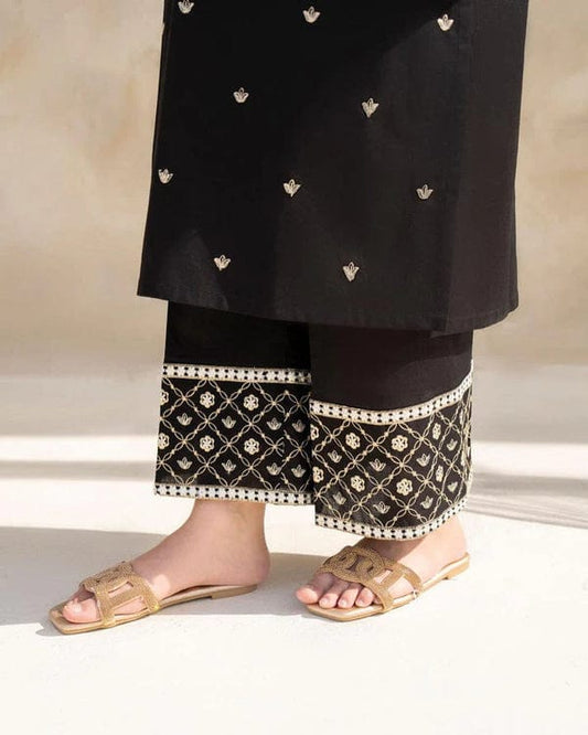 Black Riwaj Embroidered Suit – Premium Winter Collection